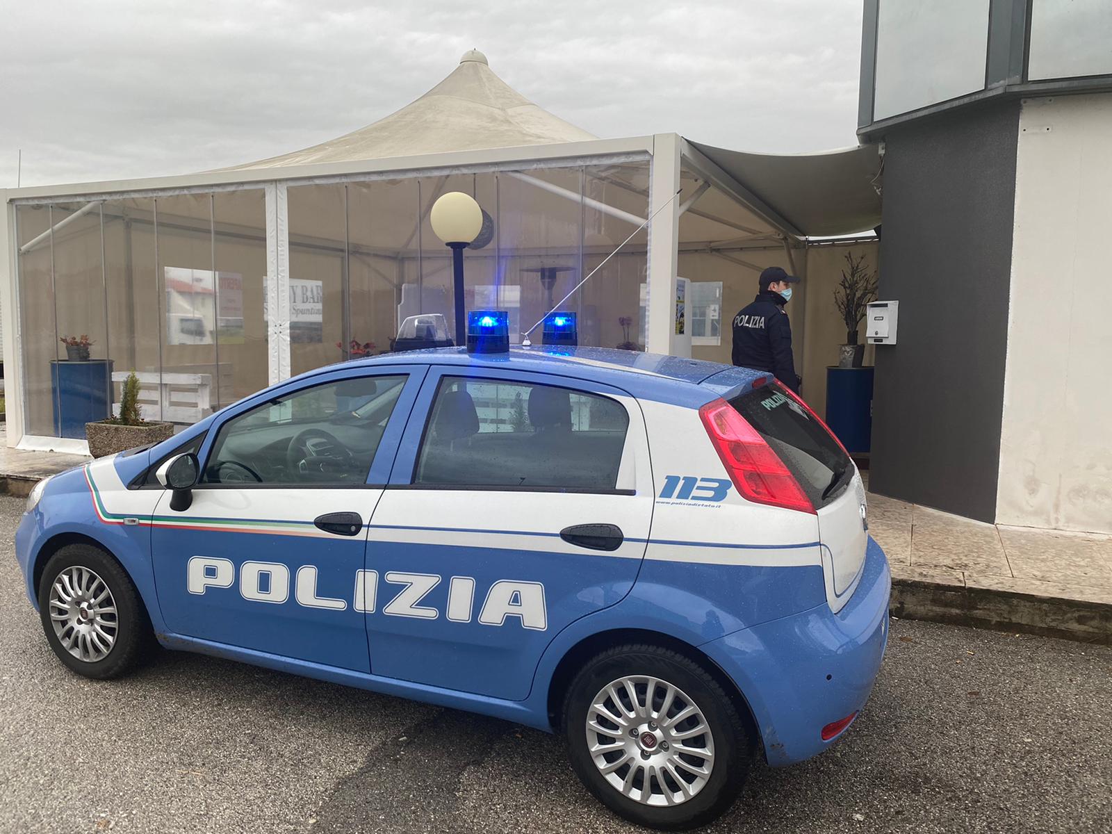 PORDENONE: INVEISCONO ED AGGREDISCONO I POLIZIOTTI. IL QUESTORE SOSPENDE PER 25 GIORNI L’ATTIVITA’ DEL “BUNNY BAR”.